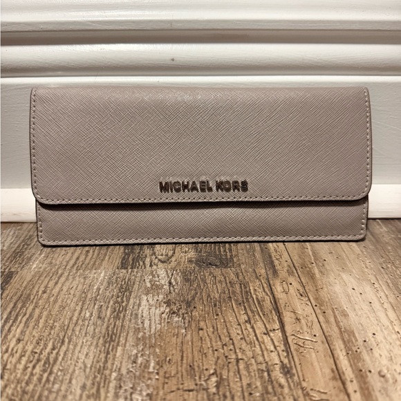 Michael Kors Handbags - Michael Kors Trifold Wallet